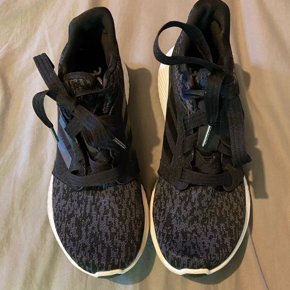 Black Adidas tennis shoes so 8